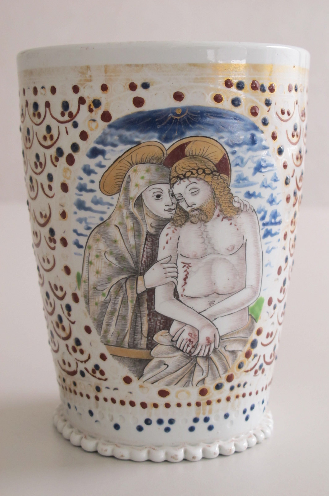 09.Bicchiere di lattimo con raffigurazione della pietà e di San Francesco d´ Assisi, I-II decennio del XVI secolo